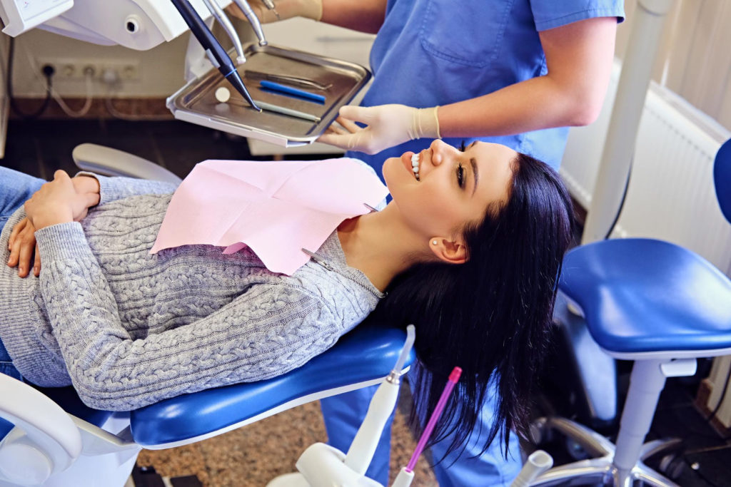 Kanały korzeniowe to zabiegi endodontyczne wykonywane w celu oczyszczenia i/lub usunięcia zainfekowanych zębów