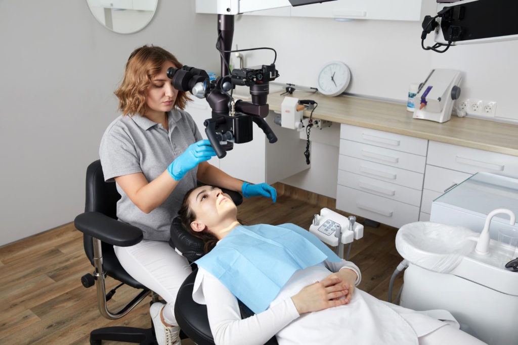 W dzisiejszych czasach stomatologia rozwija się w szybkim tempie, wprowadzając coraz to nowocześniejsze technologie i narzędzia, które pomagają lekarzom dentystom w precyzyjnym i skutecznym leczeniu zębów