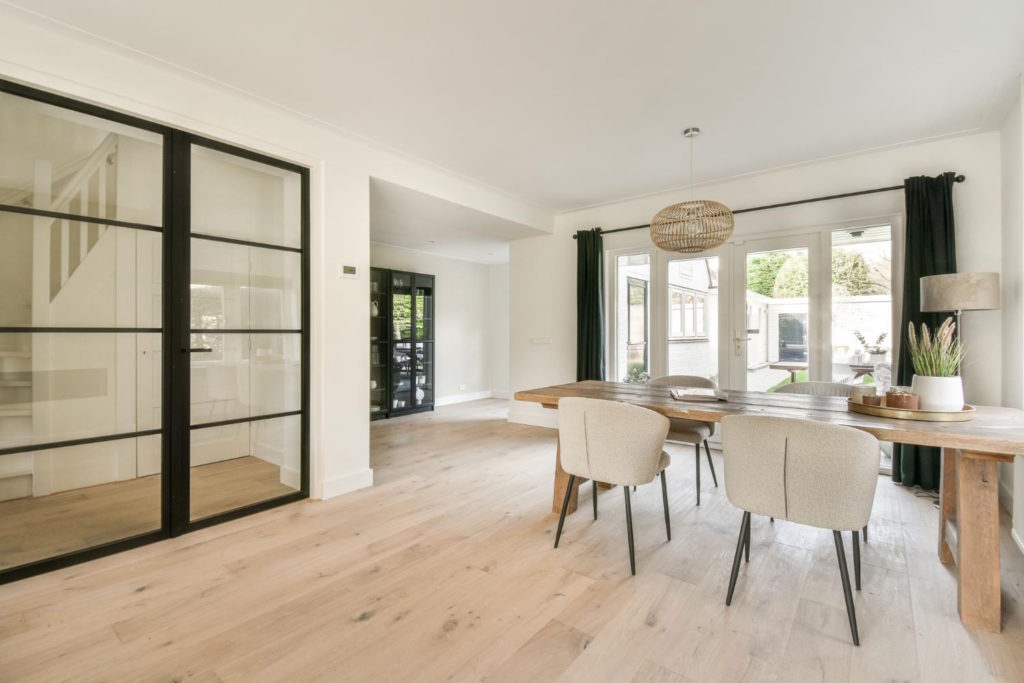 Wybór odpowiedniej drewnianej podłogi jest kluczowy dla osiągnięcia pożądanej atmosfery w domu