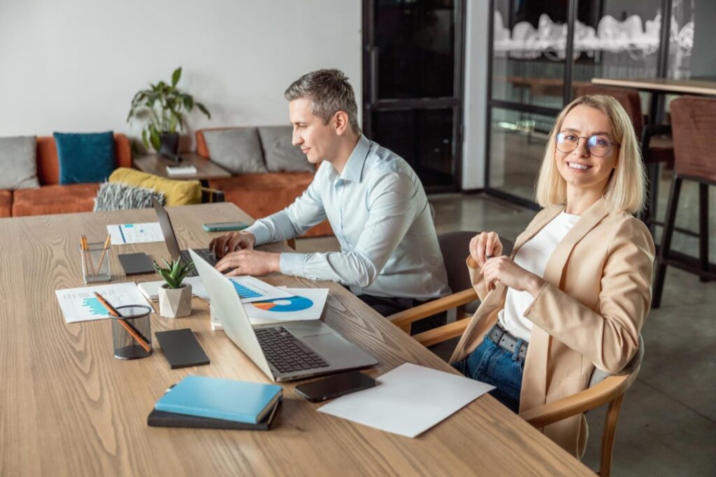 Wybór odpowiedniego laptopa do zastosowań biznesowych nie jest łatwym zadaniem